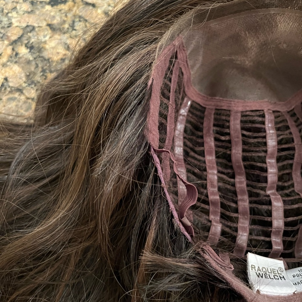 Raquel Welch Selfie Mode Wig - Picture 10 of 16
